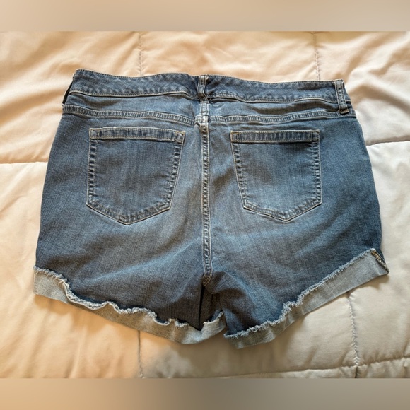 Torrid Denim Shorts with Distressed Medium Wash Size 14 - Picture 2 of 3